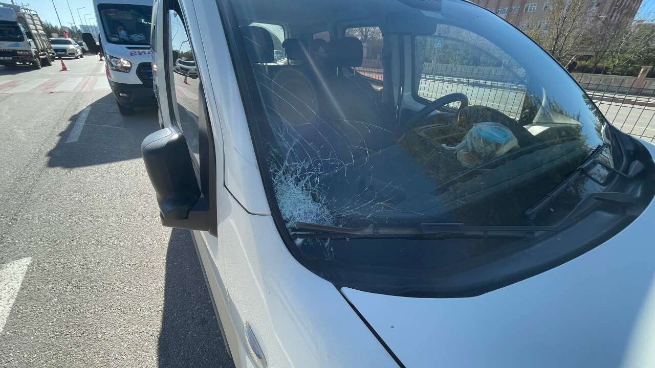 konyadan-karamana-giden-universite-ogrencisine-otomobil-carpti