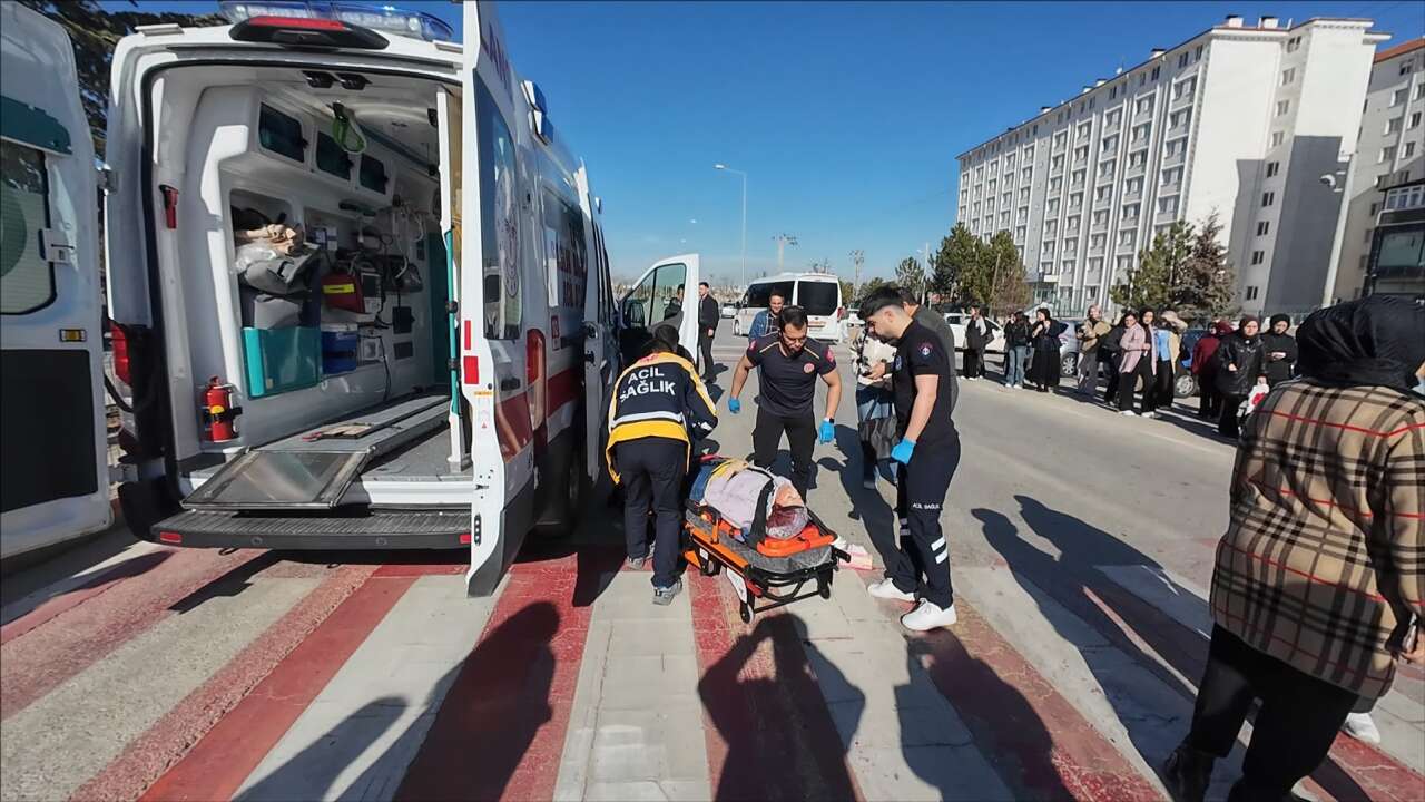 konyadan-karamana-giden-universite-ogrencisine-otomobil-carpti