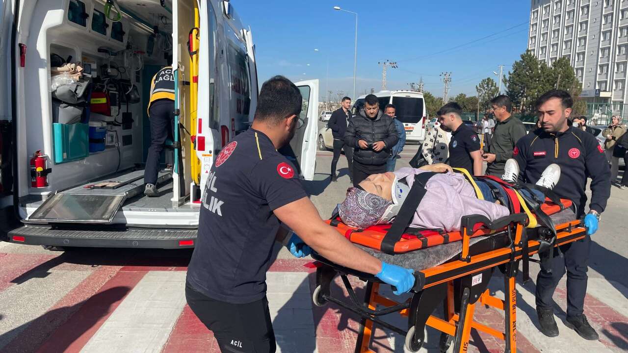 konyadan-karamana-giden-universite-ogrencisine-otomobil-carpti