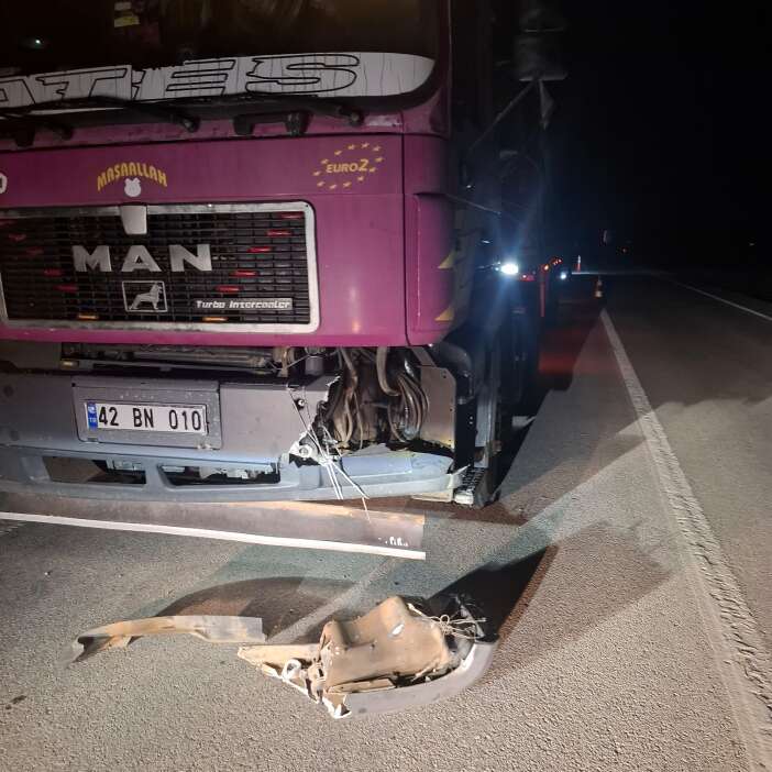 konyanin-dar-yolunda-yeni-kaza-tir-ile-carpisan-otomobil-devrildi