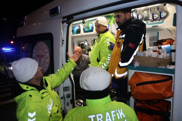 yardim-icin-durduklari-surucuyu-dovduler