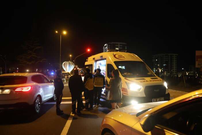 yardim-icin-durduklari-surucuyu-dovduler