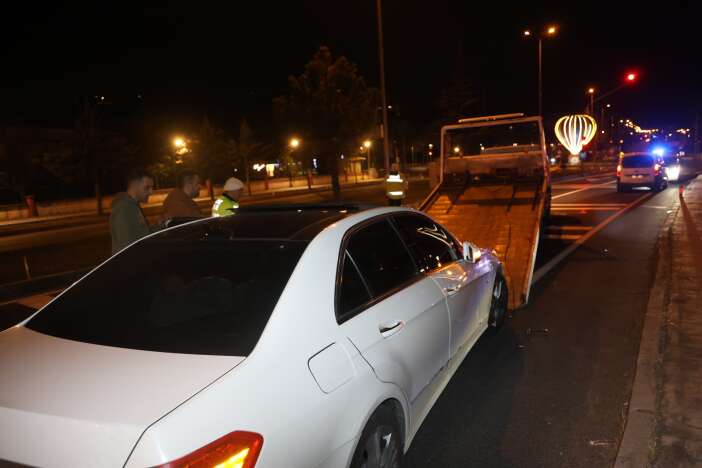 yardim-icin-durduklari-surucuyu-dovduler