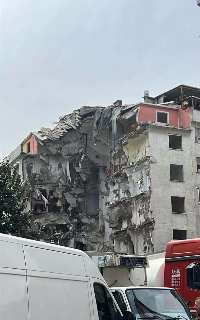 bina-yikimi-sirasinda-facia-kafasina-beton-dusen-cocuk-oldu