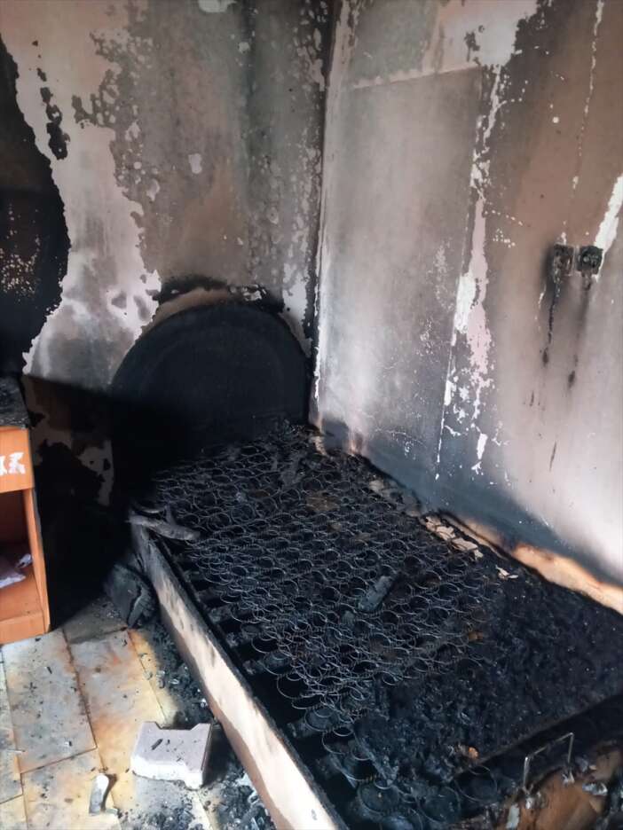 eve-yildirim-dustu-yangin-cikti-yasli-adam-olumden-dondu