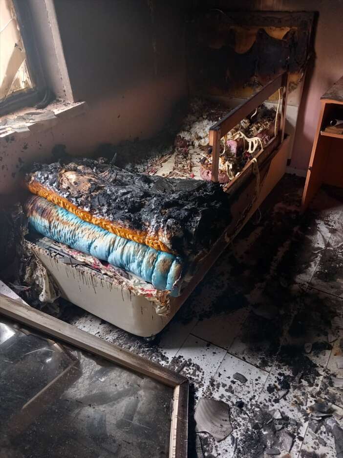 eve-yildirim-dustu-yangin-cikti-yasli-adam-olumden-dondu