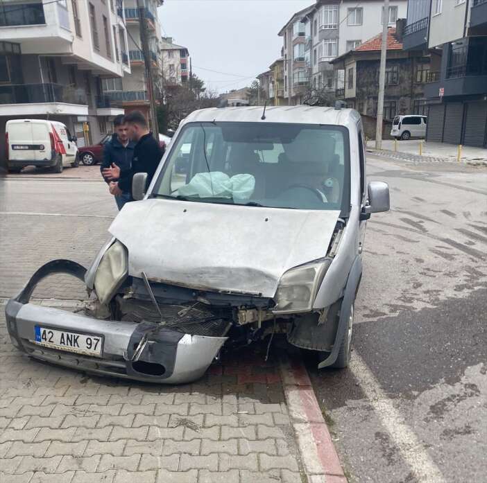konyada-otomobil-ile-hafif-ticari-arac-carpisti-3-yarali-var