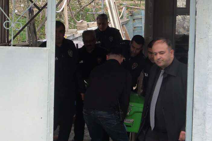 mustakil-evde-dehset-iki-kardes-bir-olup-babalarini-baltayla-oldurdu