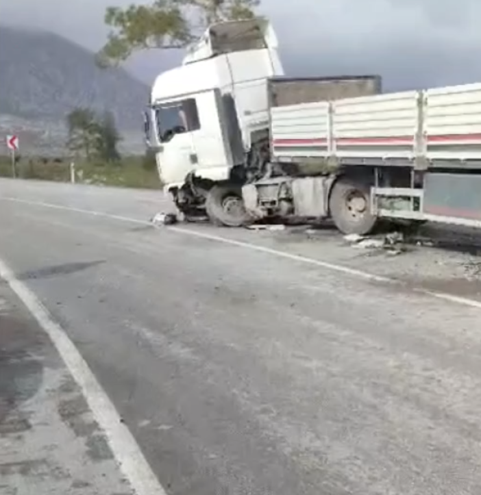 konya-plakali-tir-ile-otomobil-carpisti-yaralilarin-yardimina-ekipler-kostu