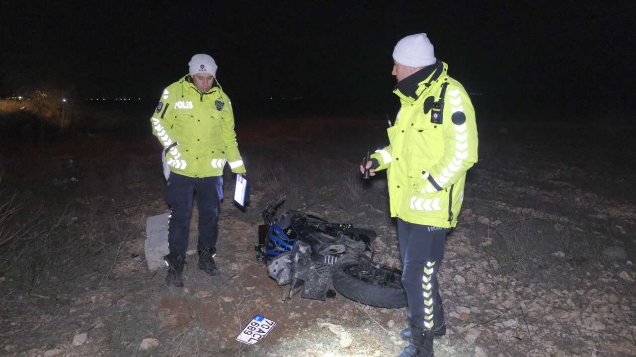 konya-yolunda-minibuse-carpan-motosiklet-metrelerce-suruklendi