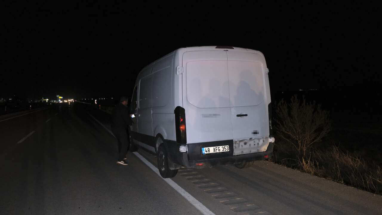 konya-yolunda-minibuse-carpan-motosiklet-metrelerce-suruklendi