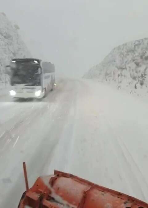 konya-yolunda-nisan-ayinda-kar-surprizi-5-santimi-asti