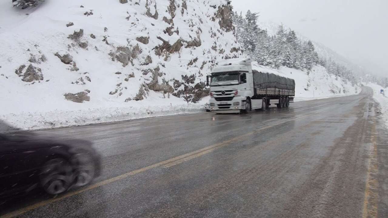 konyayi-antalyaya-baglayan-alacabel-gecidinde-kar-20-santime-ulasti