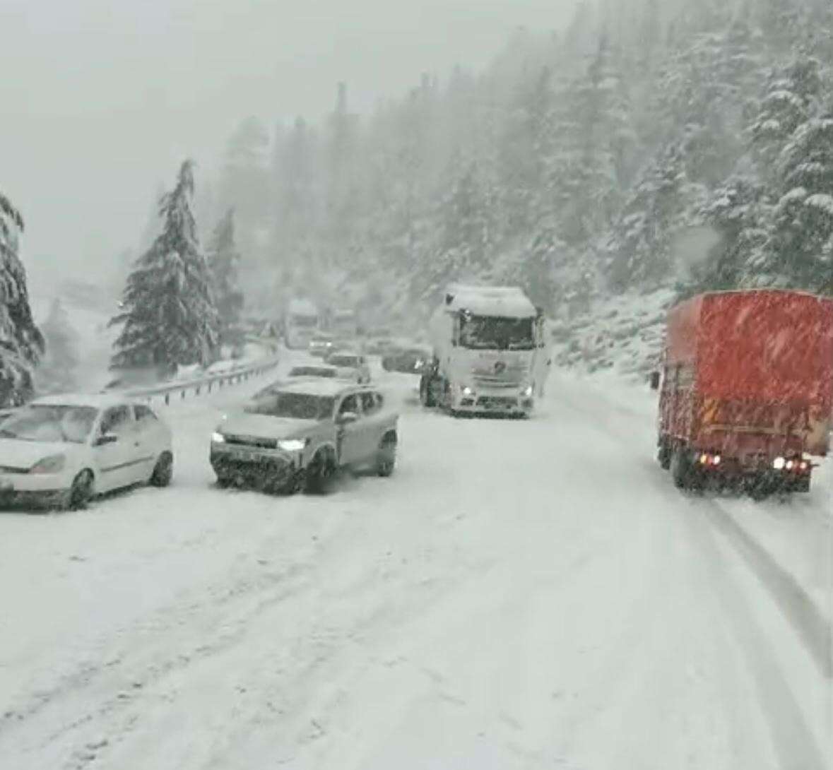 konyayi-antalyaya-baglayan-alacabel-gecidinde-kar-20-santime-ulasti