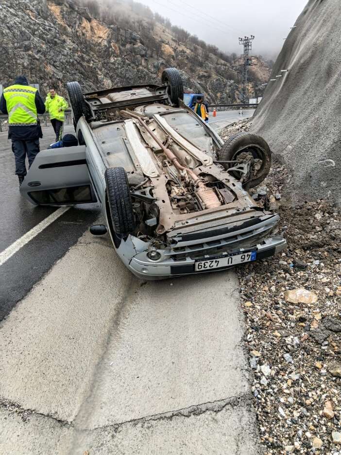 takla-atan-otomobildeki-5-kisi-yarali-kurtuldu