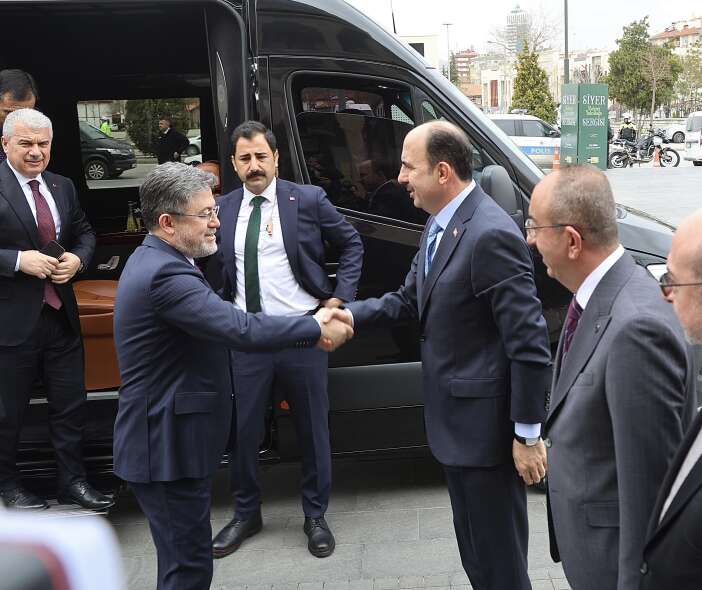 bakan-yumakli-konyanin-tas-binasinda