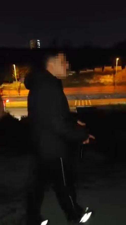 elinde-uzun-namlulu-silahla-sokakta-dolasti-arkadasi-o-anlari-kaydetti