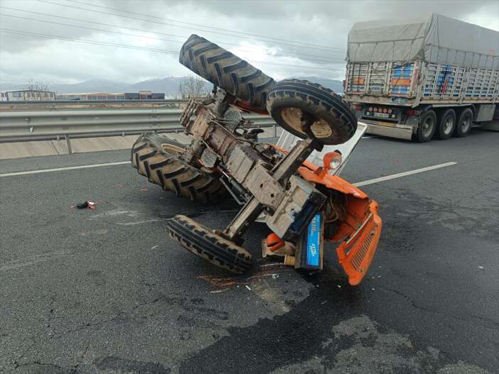 konyada-surucu-kontrolu-kaybetti-traktor-kara-yoluna-devrildi