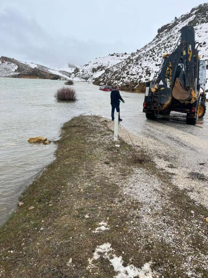 konyada-yayla-yolu-gole-dondu-ekipler-mahsur-kalan-aile-icin-seferber-oldu