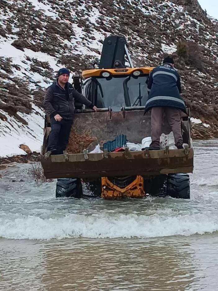 konyada-yayla-yolu-gole-dondu-ekipler-mahsur-kalan-aile-icin-seferber-oldu