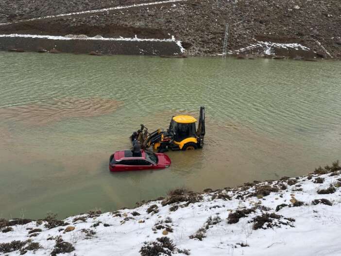konyada-yayla-yolu-gole-dondu-ekipler-mahsur-kalan-aile-icin-seferber-oldu