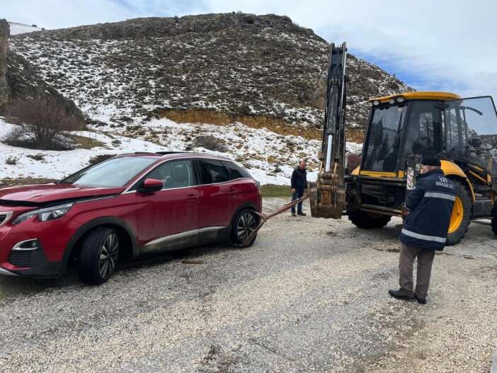konyada-yayla-yolu-gole-dondu-ekipler-mahsur-kalan-aile-icin-seferber-oldu