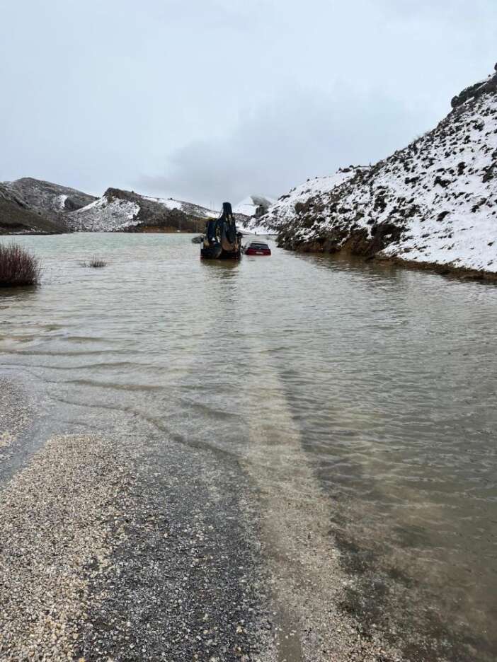 konyada-yayla-yolu-gole-dondu-ekipler-mahsur-kalan-aile-icin-seferber-oldu