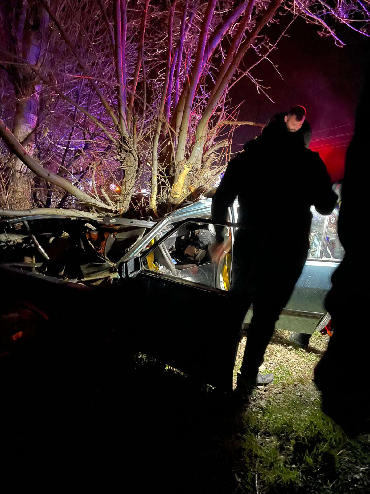 kontrolunu-kaybeden-otomobil-agaca-carpti-2-olu-2-yarali