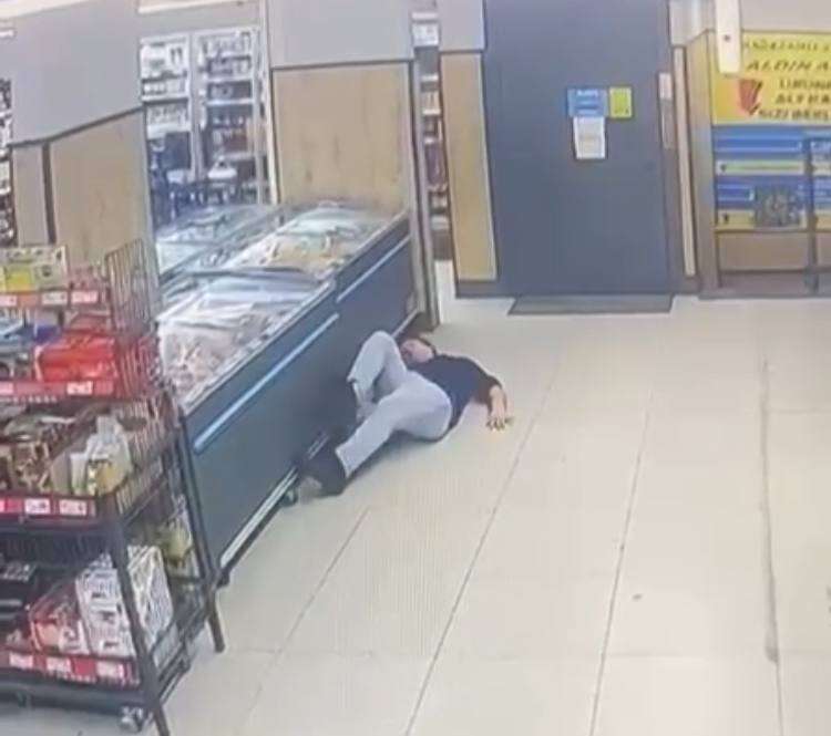 yabanci-uyruklu-sahislar-market-calisanina-yumruk-atip-kactilar