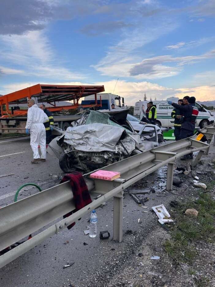 4-kisinin-oldugu-kazada-can-veren-baba-ve-ogluna-konyada-aci-veda