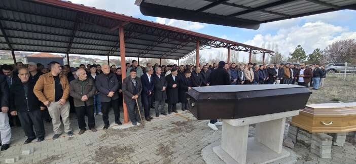 4-kisinin-oldugu-kazada-can-veren-baba-ve-ogluna-konyada-aci-veda-003