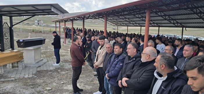 4-kisinin-oldugu-kazada-can-veren-baba-ve-ogluna-konyada-aci-veda-004