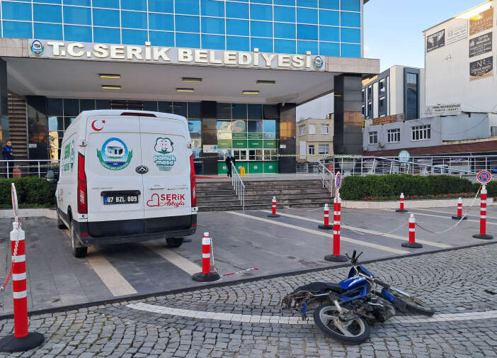 belediye-binasina-silahli-saldiri