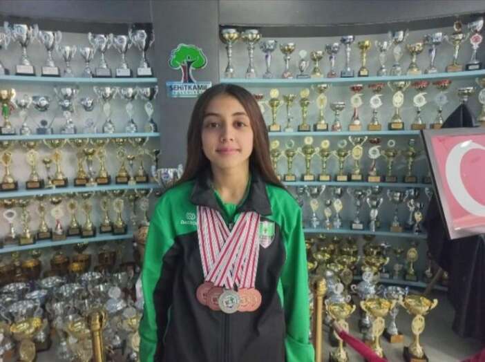 korkusunu-yenmek-icin-yuzmeye-basladi-konyada-turkiye-3uncusu-oldu