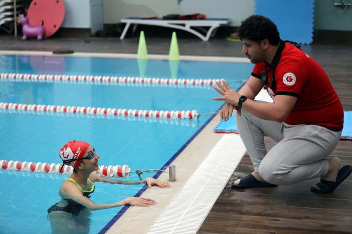 korkusunu-yenmek-icin-yuzmeye-basladi-konyada-turkiye-3uncusu-oldu