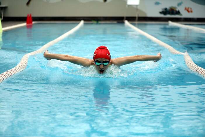 korkusunu-yenmek-icin-yuzmeye-basladi-konyada-turkiye-3uncusu-oldu