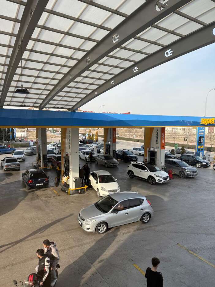 motorin-ve-benzine-zam-gelecek-konyadaki-istasyonlarda-yogunluk-yasaniyor