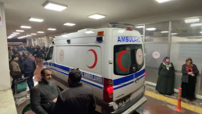 otomobiller-kafa-kafaya-carpisti-ayni-aileden-2-kisi-oldu