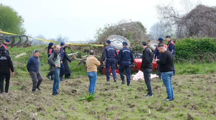 devrilen-traktorun-altinda-kalan-ciftci-hayatini-kaybetti