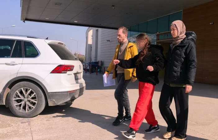 genc-kizlar-ayni-erkek-icin-birbirini-bicakladi