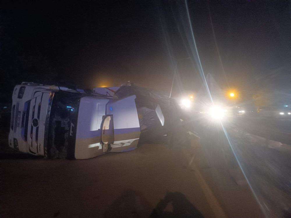 konya-yolunda-viraji-alamayan-saman-yuklu-tir-devrildi