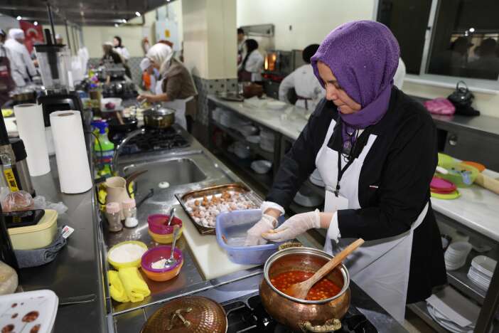 konyanin-sofrasinda-buyuk-yaris