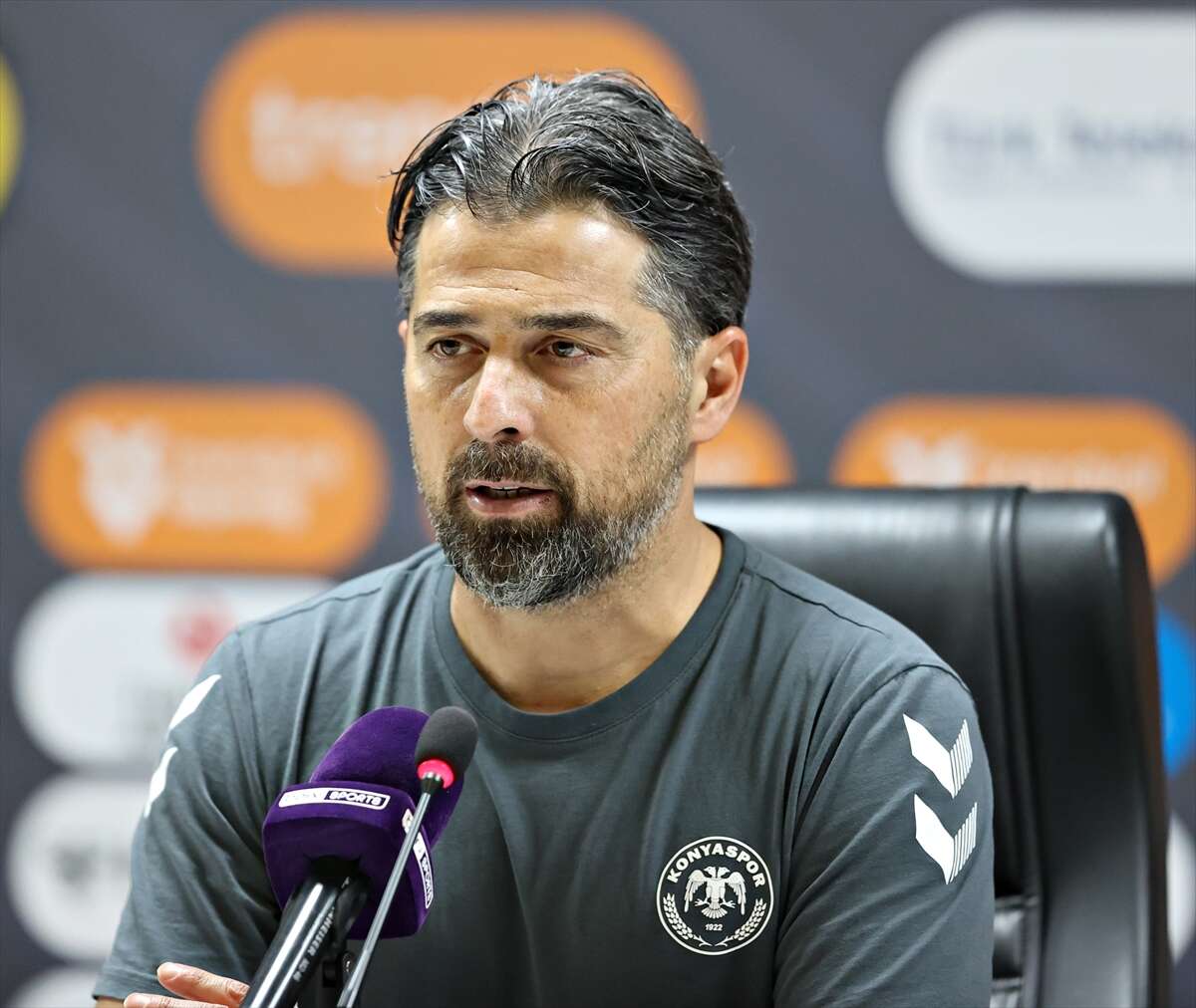 konyaspor-teknik-direktoru-ilhan-palut-halil-umut-melerle-gorustu