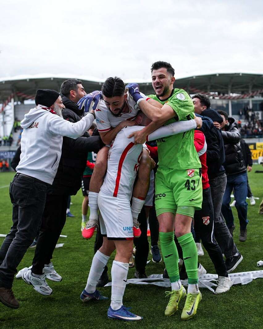 konyasporun-kiralik-gonderdigi-kaleci-sampiyonluk-sevinci-yasiyor