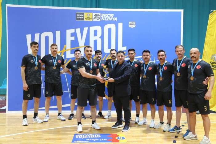 kurumlar-arasi-voleybol-turnuvasinin-sampiyonu-konya-barosu-oldu