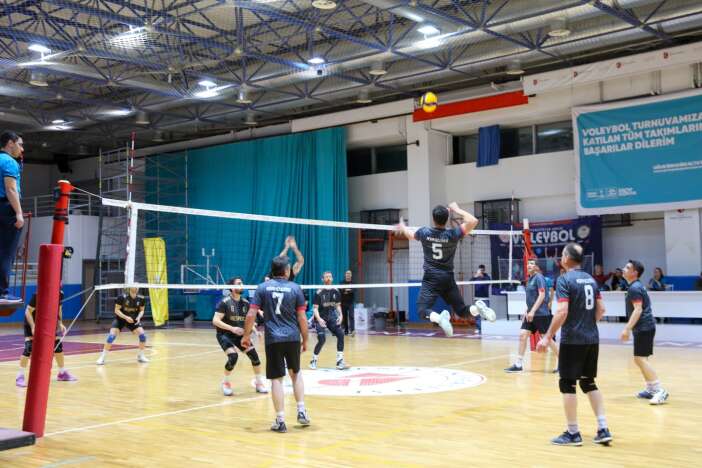 kurumlar-arasi-voleybol-turnuvasinin-sampiyonu-konya-barosu-oldu