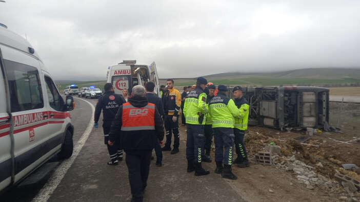 aksarayda-yolcu-otobusu-devrildi-cok-sayida-yarali-var