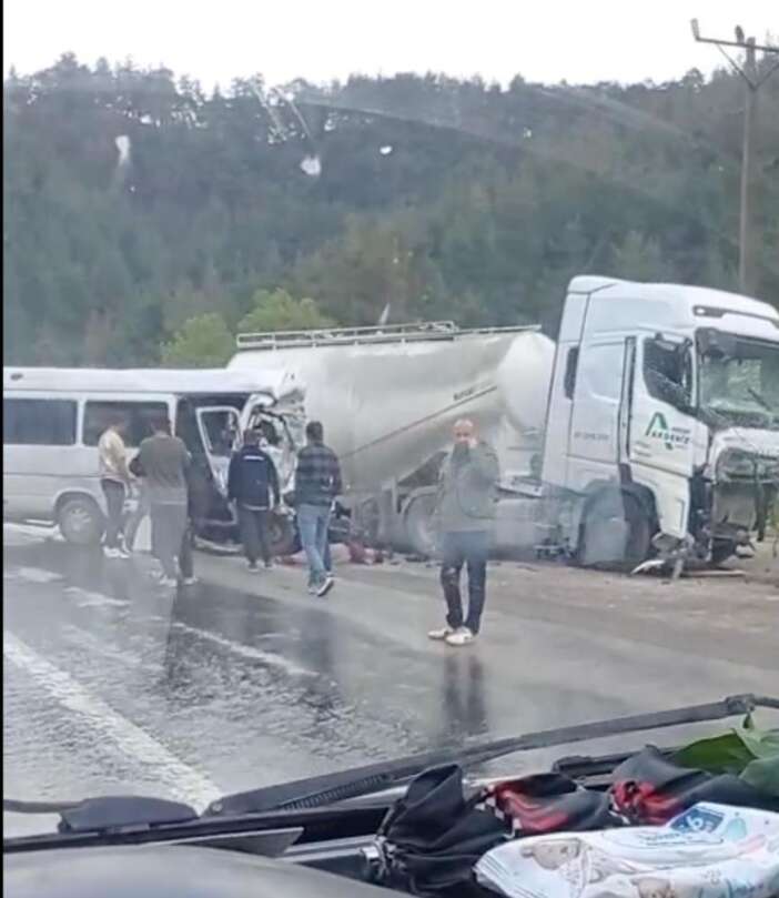 antalya-isparta-yolunda-feci-kaza-7-kisi-hayatini-kaybetti