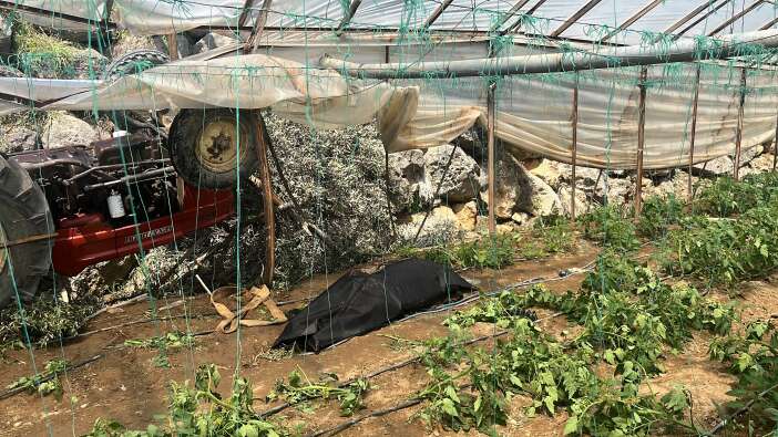 devrilen-traktorun-altinda-kalan-genc-hayatini-kaybetti