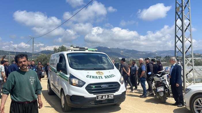 devrilen-traktorun-altinda-kalan-genc-hayatini-kaybetti